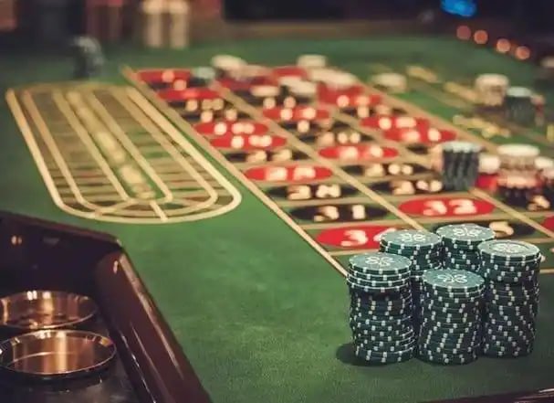 Live slot games interface showing Aviator and Sweet Bonanza